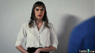 Couage edzino ordonas al ŝia dungito Vanguard to fuck her hubby