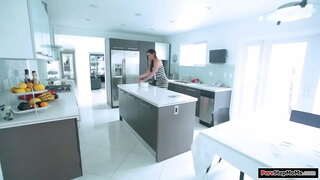 Klein tiete stiefma kokke en haar rok kry vuil.Sy neem dit af dit skoon te maak en stiefseun kry&#039;n boner.Sy gee hom&#039;n hand en&#039;n anties, bj, pornstêr, mooi