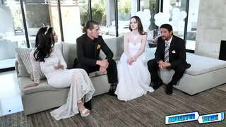 Tadau helpu eu stepdaughters Hazel Moore a Jazmin Luv i gael rhywfaint o rhyw wybodaeth