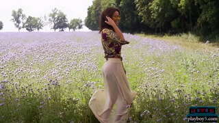 Busty hungareze MILF model merr nudo dhe duket tepër e nxehtë lakuriq