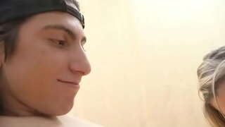 Batan-ong mga dude gets sa usa ka excelent deepthroat gikan sa blonde MILF