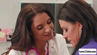 Busty sjuksköterska förför en milf lärare och slickar hennes rakade fitta.Det brunett suger hennes stora bröst och sedan slickar och onanerar i hennes fitta.Då de 69