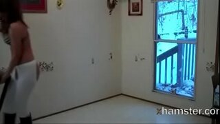 ���िखावटी पोंछते के लिए नग्न स्वीपर, जो skirted!