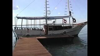 לטינית לוהטת בלונדינית מקבלת בתחת שלה זיין חיצוני על הגשר