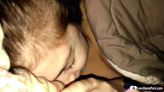 Ал проснулся тургандыгына анын падчерица сосала анын мүчөсү, жана ал жаловался.