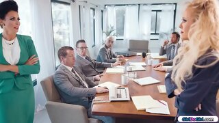 Busty milf sakevroue gaan kop aan kop tydens&#039;n boardmeeting.Die ander sakemanne kry uit so vinnig as wat hulle kan.Uiteindelik het die milfs het die kamer vir hulself en begin soen en lek mekaar