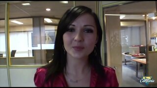 Leutik brunette nawarkeun nya burit jeung pelesir