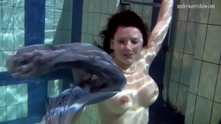 A natación bebé Katka tiras para abaixo na piscina A natación bebé Katka tiras para abaixo na piscina