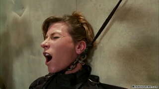 קשור ברונטית מילפית עבד אריאל X תקוע על מאיר השולחן ואז כבול מקבלת אנאלי נדפקת עם דילדו על מקל בידיו של מאסטר אורלנדו