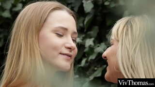 סקסית העשרה חברות ללקק אחד לשני את רטוב כוסיות