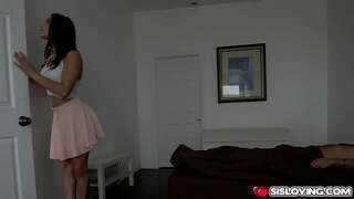 Abella বিপদ মনে চায়, তার পরিণত, মোরগ, ভিতরে, তার ভেজা তাকেই