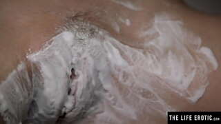 לראות אותה ציצים גדולים לנענע כמו שהיא מגלחת לה כוס שעיר מאוננת ו