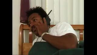 סקסי שחור עם אישה עם שיער אדום עם חזה גדול מעניקה מציצה ואז מקבל את הכוס שלה מלא עם זין שחור בתוך הבית